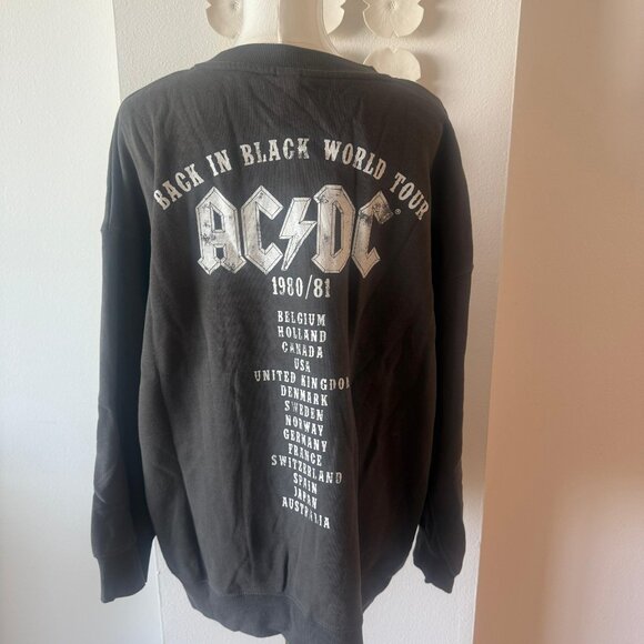 Vintage-Inspired ACDC “Back in Black World Tour” Graphic Sweatshirt – Black / Ov - Picture 4 of 8